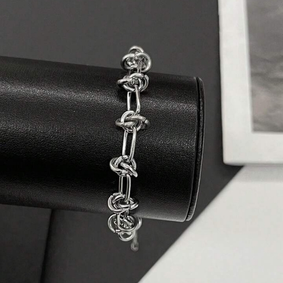 ‼️NEW IN‼️Elegant Chain Bracelet - Picture 2 of 5